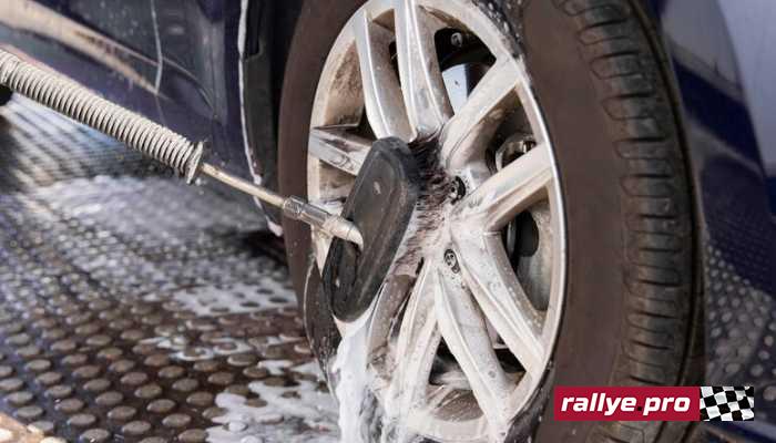 Estación de Lavado de Coches: Todo lo que Necesitas Saber 4 Lavado con Cepillo